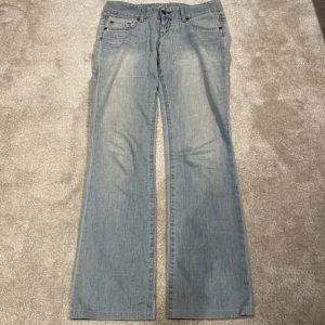 Lågmidjade Lee jeans! - Asså snyggaste LEE jeansen som är lågmidjade och flared!!! Dom är såååå perfekta men tyvärr passar de inte mig i längden😢😢😢😩Midjemått: 38, innerbenslängd: 75cm!!! Köp gärna innan onsdag då jag åker bort torsdag! Postar samma dag som ni skriver