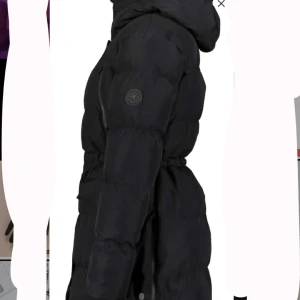 Vinterjacka - Säljer nu denna vinterjacka från everest, som jag köpte förra vintern. Använde den bara fåtal gånger då jag hade en annan. Defekt finns som syns på 3e bilden men går säkert att laga, skriv till mig om du vill ha bilder med den på🤍