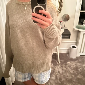 Stickad tröja - Super fin stickad tröja som passa perfekt nu till hösten, köpt i våras från Filippa K och är knappt använd så i super bra skick, 100% Kashmir 🤗