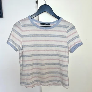 Kort gullig T-shirt - Riktigt gullig och mjuk T-shirt från Bik Bok. Rosa, blå och vit-randig så går utmärkt för den som av olika anledningar behöver en diskret men ändå representativ transoutfit. Otroligt luftigt och mjukt material som passar även den känsligaste huden. 💖💙🤍💙💖