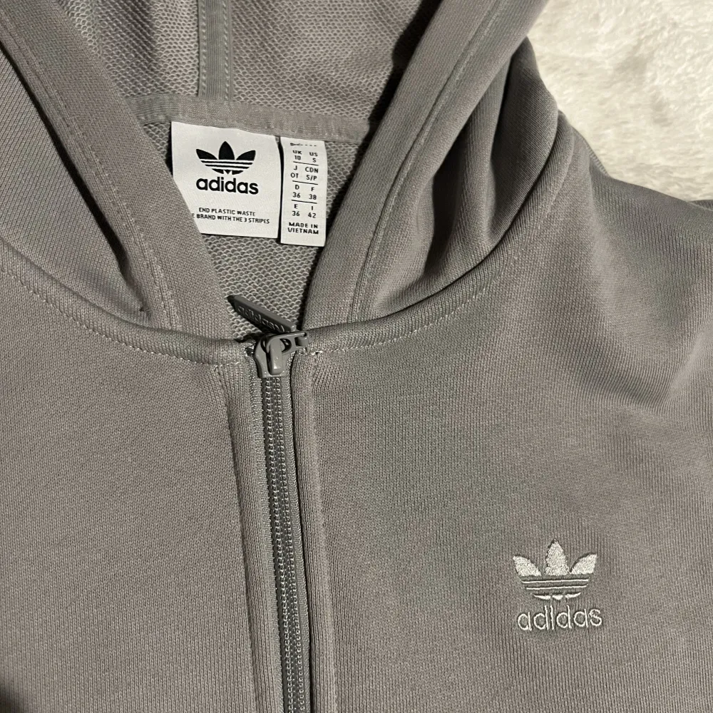 Oanvänd Adidas Hoodie. Grå. Strl. S men passar även Xs.. Hoodies.