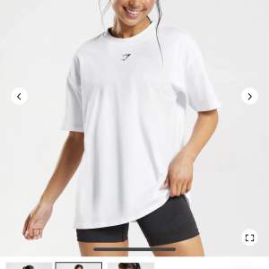 Säljer denna vita oversized Tshirt från gymshark i storlek S Den är i bra skick och inte använd så mycket! Skriv vid intresse 🤍🤍