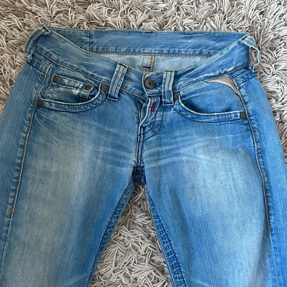 Jätte fina jeans som tyvärr har blivit försmå🫶. Jeans & Byxor.