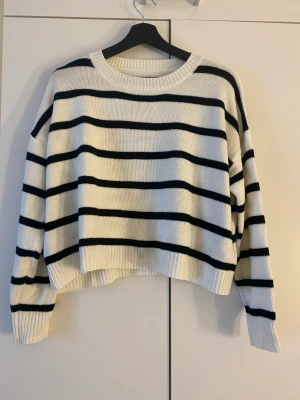 Stickad tröja  - Stickad tröja från HM storlek M.☺️ hör av er vid funderingar o