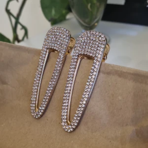 Hårclip - Ett par glittriga hårspännen. Använt bara ett fåtal gånger men kommer inte till användning längre:(