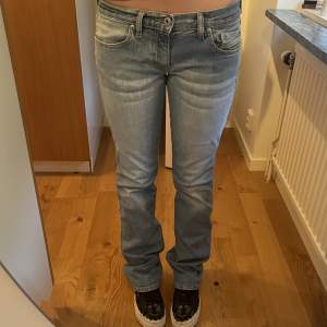 Så snygga Lågmidjade blåa diesel jeans💗💗Midjemått ca 75 och innerbenslängd 85💕💕