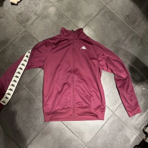 Fin tröja från kappa  - Vinröd tröja från kappa i perfekt nyskick😊