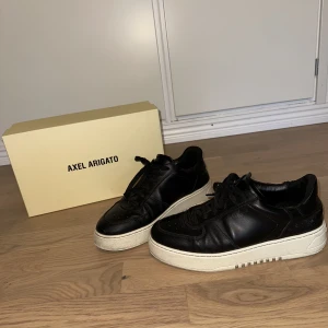 Axel Arigato skor  - Modellen Orbit, köpt från deras hemsida. Kvitto och box medföljer såklart. Cond 7/10  Vid smidig affär kan priset sänkas lite. 
