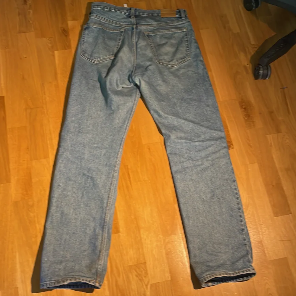 Hej! Säljer mina weekday jeans i utmärkt skick då jag växt ur dem. Inga skador eller defekter utan fungerar superbra. Passar stockholmsstil.. Jeans & Byxor.