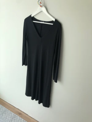 Filippa K klänning 🔥 - Storlek M nyskick utan pris lapp inget slitt vid bena. Svart klänning skönt matrial inte ribbat matrial. Kan tänka mig att sänka mig i priset men vill ha minst 400kr 🙌🏼