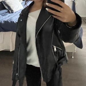 Missguided skinnjacka - Säljer min skinnjacka då den inte kommer till användning! Bra skick💕 Kom priv för mer bilder!!