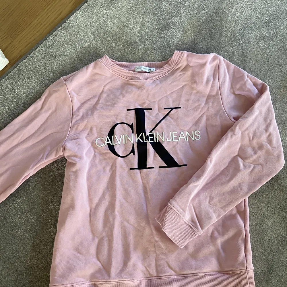 En rosa calvin Klein hoodie i stl 152, passar även xxs/xs. Köpt för 599 och säljer för 250-kan såklart diskuteras!. Hoodies.