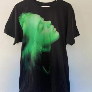 Billie Eilish t-shirt som såldes under ett online event. 