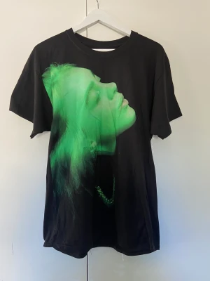 Billie Eilish t-shirt  - Billie Eilish t-shirt som såldes under ett online event. 