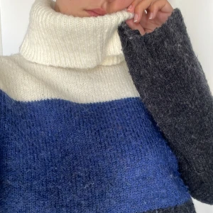 Stickad tröja -  Jätteskön stickad tröja som inte sticks!!! Stor polokrage som går att vika flera gånger och vida ärmar. Strl S