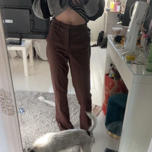 Kostymbyxor - Ett par kostymbyxor som knappt kommit till användning, super sköna att gå i och väldigt snygga. Säljer på grund av att dem är snäppet för stora på mig. Inget tecken på användning då dem köptes från BikBok för nypris 400kr!! Köp nu 💕