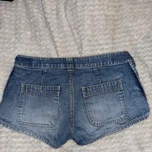 Säljer mina vintage jeans shorts med låg midja. Kommer inte till användning och säljer därför. Skriv för fler bilder🩷⚡️