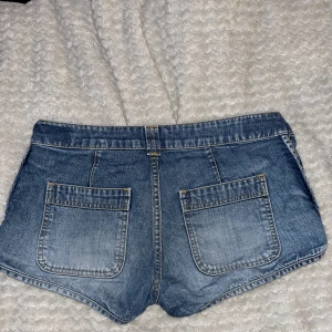 Jeans shorts  - Säljer mina vintage jeans shorts med låg midja. Kommer inte till användning och säljer därför. Skriv för fler bilder🩷⚡️