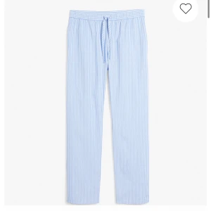 pyjamasbyxor  - säljer dessa randiga pyjamasbyxor då jag inte har fått nån användning av dem❤️jag är 170cm och de går ner till golvet nypris: 399kr