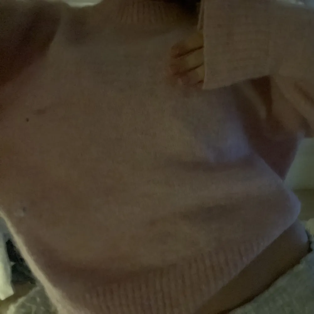 Ljusrosa super gosig stickad tröja i nyskick 🩷 tröjan är ifrån Cubus i storlek M men tycker den sitter jättefint på mig som brukar bära xs/s i stickade tröjor 🩷. Stickat.