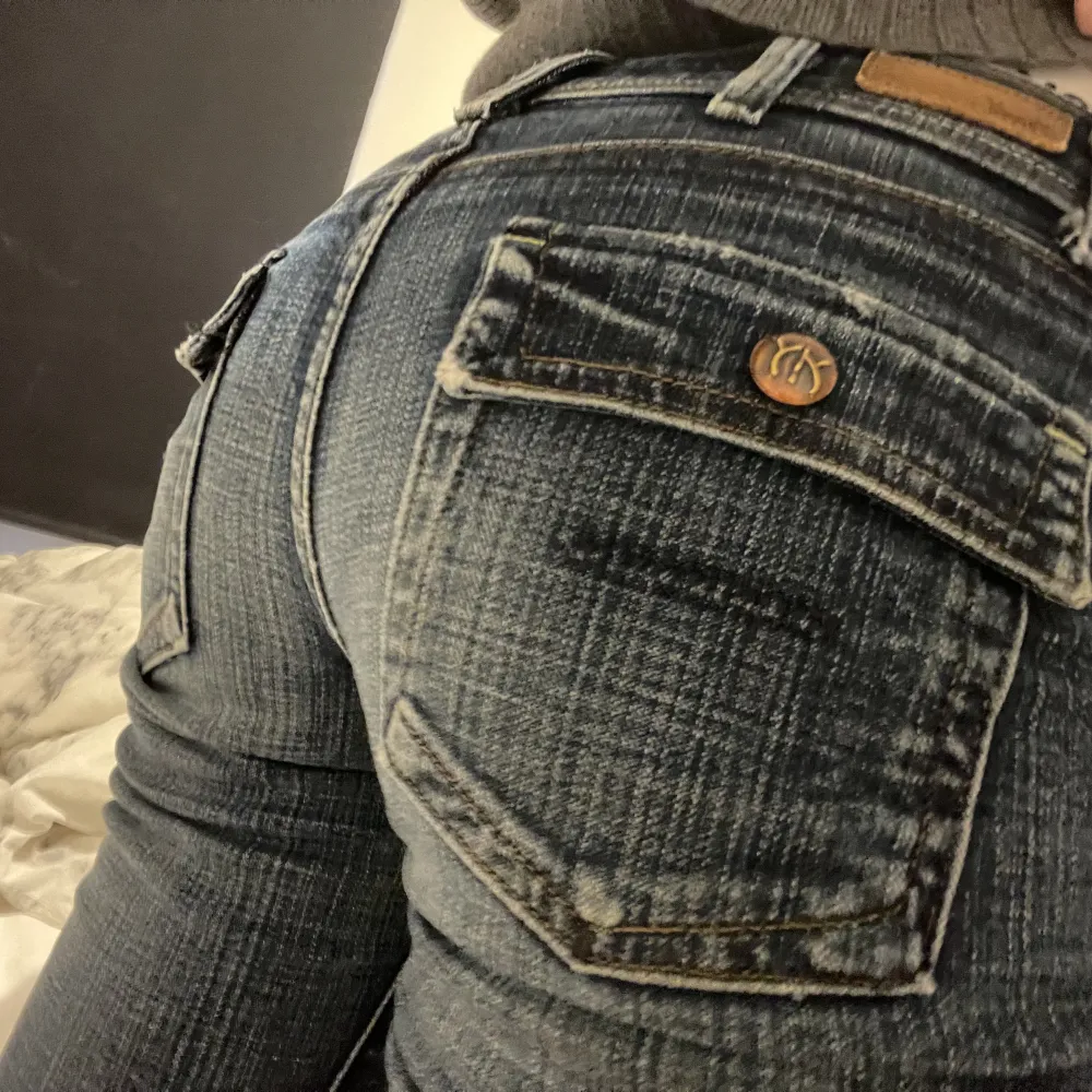 Mina favorit lågmidjade jeans som jag säljer då de tyvärr blivit för små i midjan🥲 Längden är perfekt på mig som är 172cm. Midjemått:82cm innerbenslängd: 84cm . Jeans & Byxor.