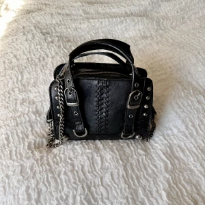 Zaraväska - Säljer denna omtalade snygga väskan från zara! Passar till allt och relativt rymlig. Säljer då den inte kommer till användning längre. Fint skick. Skriv om ni har frågor!💗