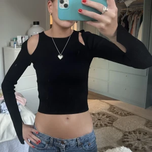 Topp! - Säljer denna super snygga topp med slits i armarna 