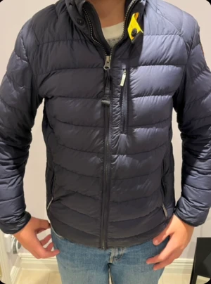 Parajumper jacka  - Säjer min fina parajupmer då den inte faller mig i smaken längre. Skick 8/10, sömmerska har syt igen två hål i jackan, syns knappt att det har varit hål. Passar alla från 150cm-165cm. Jag är 165cm och den passar precis 