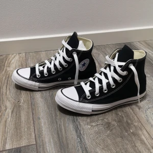 Converse Chuck Taylor All Star Sneakers Black (svart) - Använda 1 gång, som nya, inga slitage, textil tyg, sula gummi, pris går att diskutera