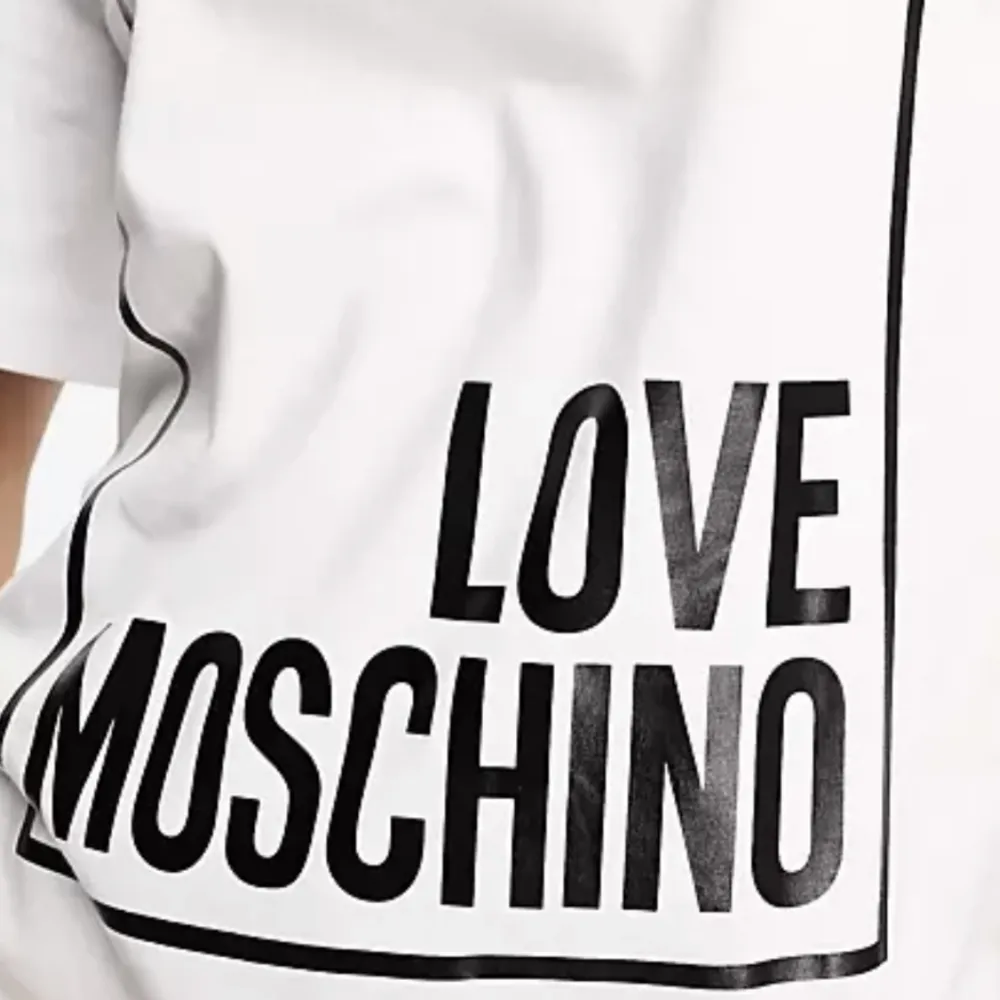 Säljer min LOVE moschino tröja då den inte kommer till användning ❤️original pris är 1300kr . T-shirts.