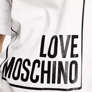 Säljer min LOVE moschino tröja då den inte kommer till användning ❤️original pris är 1300kr 