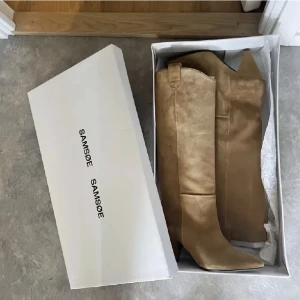 Boots - Köpte dessa boots på plick men säljer pga kommer inte till användning. Helt oanvända, nypris 3900 kr. Storlek 40 men passar även en 39. Kan tänka mig gå ner i pris lite vid snabb affär🌸