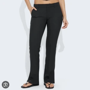 Lågmidjade kostymbyxor - Superfina och pupulära lågmidjade kostymbyxor från bikbok! Superfint skick!😍Nypris 500kr