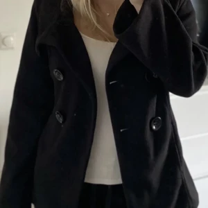 Höst kappa - Säljer min as fina höstkapa då den inte kommer till användning💞vid tillräckligt många intresserade kanske jag slår på budgivning, första bilden är lånad❤️