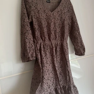 Vacker höst klänning  - Mullvads färgad ny spets klänning storleken är 34 men även som en liten 36 skulle jag säga. Spetsen är rejäl och fallet är gudomligt. Snygg med boots. Kortare fram och lite längre bak 🫶super fin 🍂