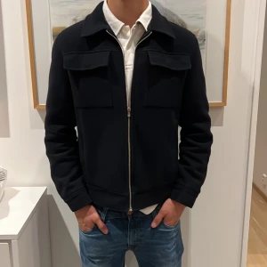 Overshirt - En väldigt snygg och trendig Jack & Jones premium jacka köpt för 1250kr! Den är i väldigt bra skick och den passar bra nu när det blir kallare då denna Overshirt är väldigt varm!😁