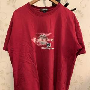 Oversize t-shirt från Timberland. Väldigt bra skick då den sällan kommit till användning. Storlek XL.