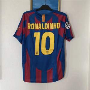 Säljer min helt nya Ronaldinho retro fotbollströja från 2005/06. Inte original. Helt ny, aldrig använd. Storlek: M  Vid frågor bara hör av dig!