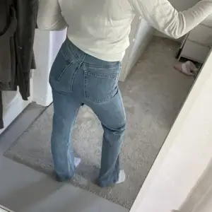 Blåa jeans från Weekday i modellen Rowe, använt fåtal gånger. Dem sitter så fint🤩💙🩵🤍