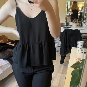 Linne/topp - Linne / topp med ”kjoldetalj”