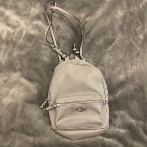 Victorias Secret ryggsäck  - Grå vixtoria secret rygg säck. Längd ca 27 cm  Bred ca 21 cm