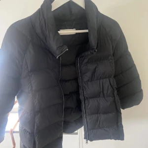 trekvartsärmad jacka - Svart dunjacka från märket joseph janard💕 liknar herno jackorna lite då den har trekvartslånga ärmar och den är i jättebra skick !! Passar s-m, köparen står för frakt 💕