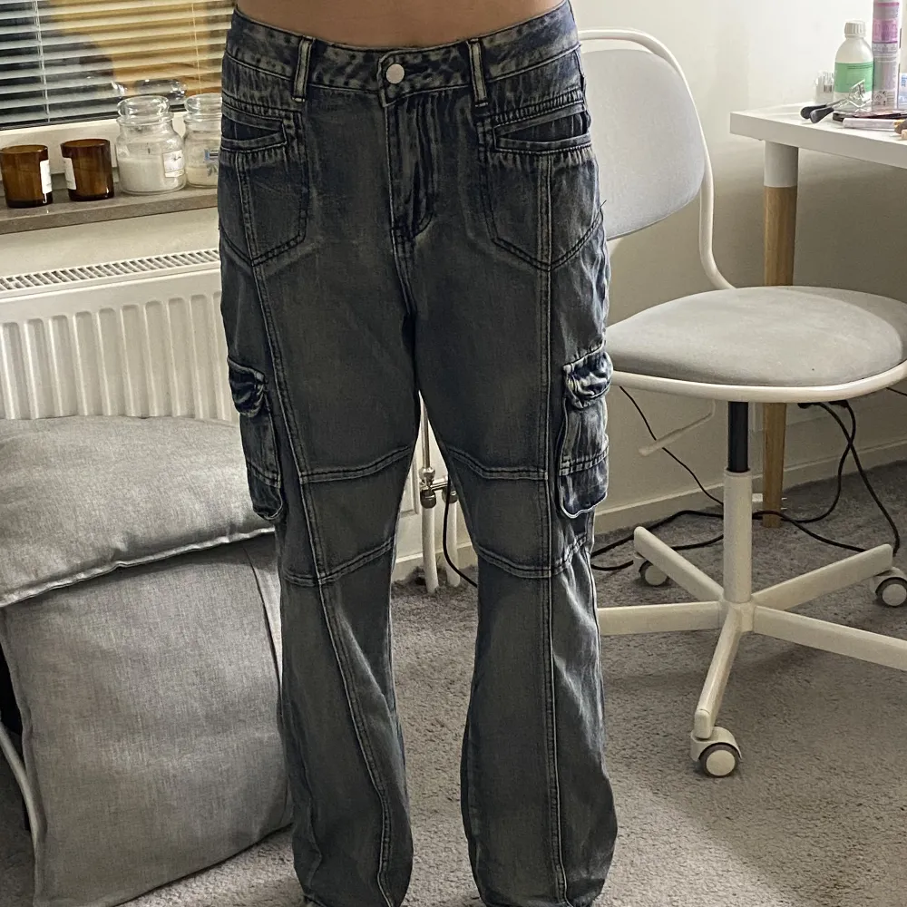 Skit snygga low waist jeans, tjejen på bilden är 170 cm lång. Helt oanvända, inköpta för 600kr. Säljer för att de är för små :). Jeans & Byxor.