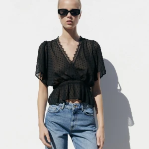 Blus - Jättesnygg blus från Zara😍 Perfekt till fest! Storlek S