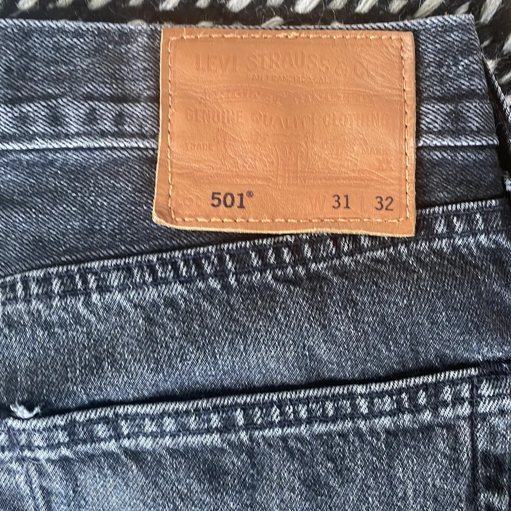 Svarta levis jeans 501 i strl W31 L32 knappt använda inget spår av användning nyskick. Jeans & Byxor.