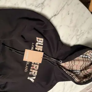 Säljer helt oanvänd burberry hoodie 