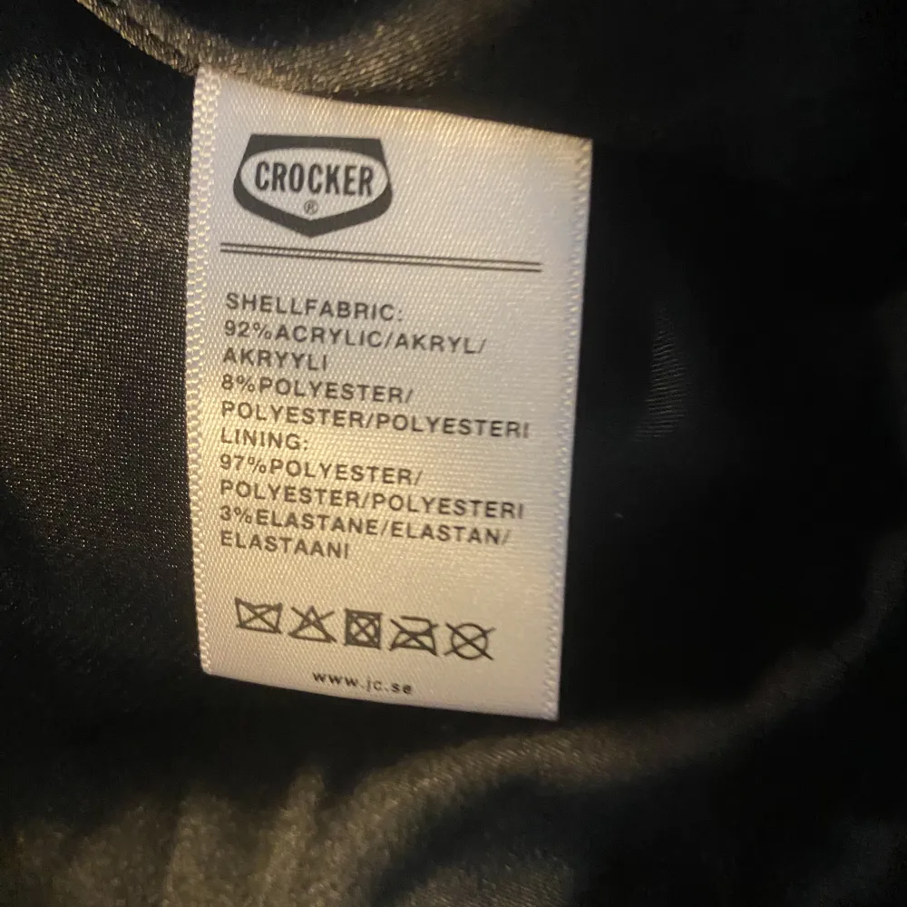 Säljer denhär fina svarta pälsjackan, har använt den några gånger men den är som ny, är i storlek S men passar M.  . Jackor.