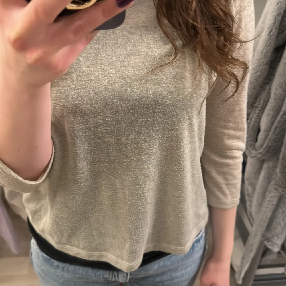 Jätte fin lite genomskinlig beige 3/4 topp. Fint skick. Säljer då jag inte använder den ☺️. Toppar.