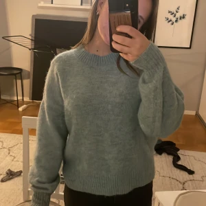 Ljusblåa stickad tröja!  - Stickad tröja ifrån Cubus! Det är inget fel på den men jag har ingen användning av den, alltså knappt använd. Nypris-399