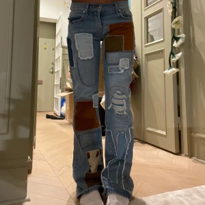 snygga jeans  - lågmidjade och flare ! storlek 27/34 jag e 176 